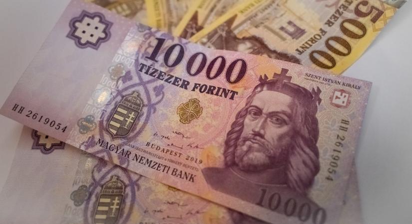 Pénteken sem pihen a forint