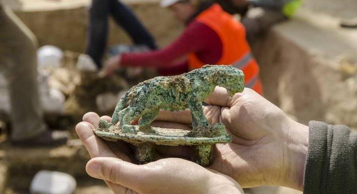 1700 év után először nyitották fel az Aquincumnál talált szarkofágot: ezt találták benne