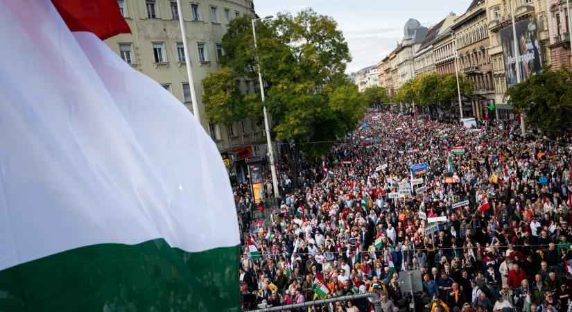 Hatalmas lyukak a Tisza rendezvényén, már Magyar Péter a hitelesebb populista – így írtak a magyar lapok