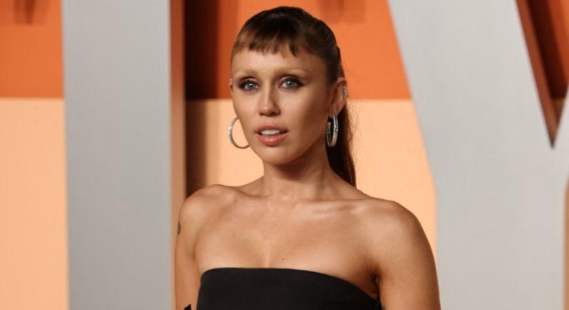 Miley Cyrus lebegő asztala új konyhai trendet teremt – kevesebb tárgy, több harmónia