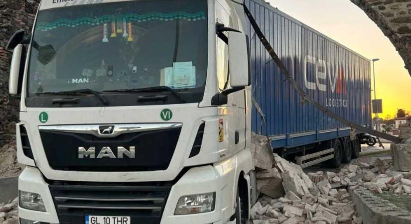 Egy román rendszámú teherautó tönkretett egy műemléket Spanyolországban (VIDEÓ)