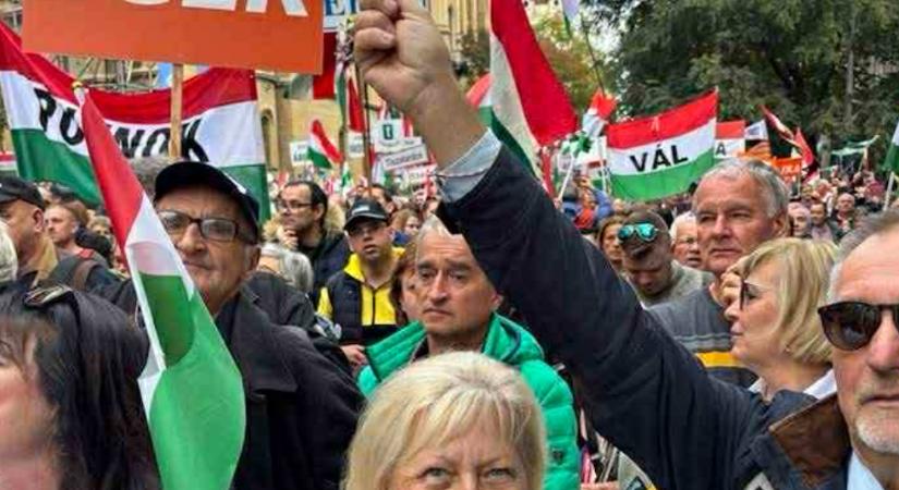 Számháború a tömegek között: a Fidesz szerint kétszer annyian voltak, mint a Tisza – a számok szerint viszont épp fordítva