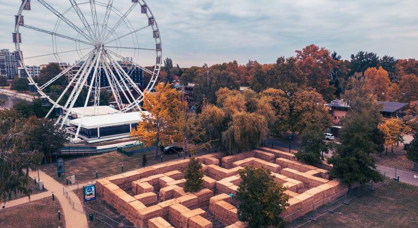 Egyedülálló program a Balatonnál: újra nyit a hatalmas szalmalabirintus!