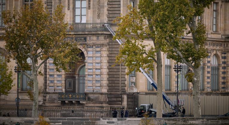 Zseniális reklámot csinált a létrát gyártó cég a Louvre kirablásából