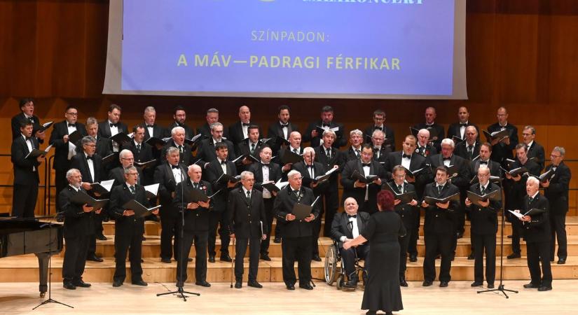 Folyamatos libabőr – szárnyalt a 150 éves Szolnoki MÁV Férfikórus