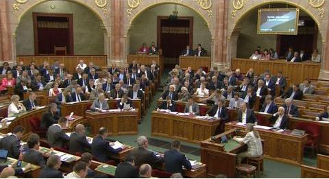Az adótörvényeket és a tavalyi zárszámadást tárgyalja a parlament