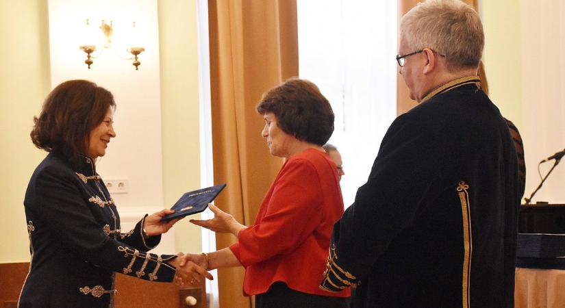 Ők azok, akiket nem pótolhat a mesterséges intelligencia: díszokleveleket adtak át Jászberényben – galériával