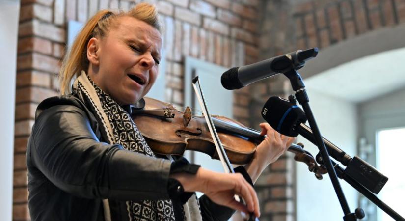 Zenével is ünneplik a verset az Operettben