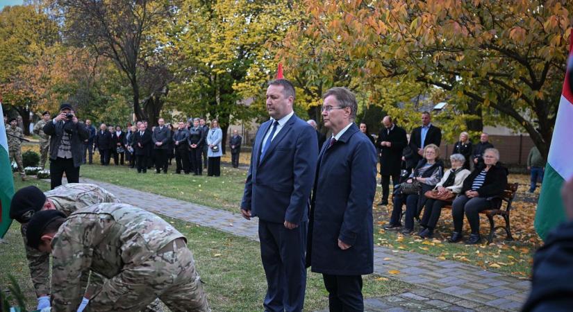 Futottak, kerekeztek, sétáltak, koszorúztak, ünnepséget is tartottak az ’56-os hősök tiszteletére