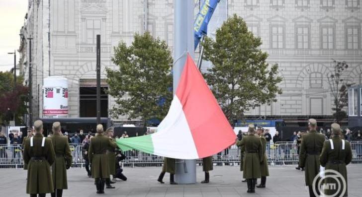 Október 23. - Felvonták a nemzeti lobogót az Országház előtt