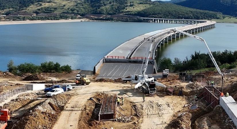 Fény az alagút végén: 12 év után építik Európa második leghosszabb völgyhídját az észak-erdélyi autópályán (VIDEÓ)