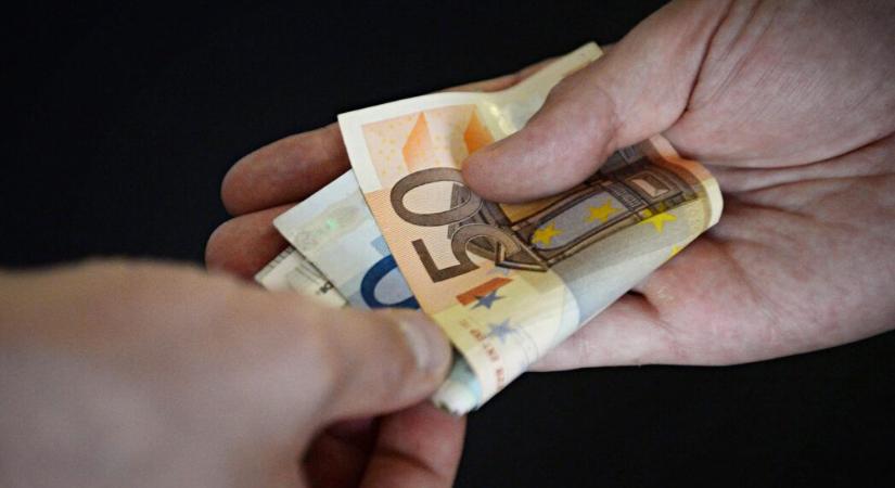Kenőpénz elfogadásával vádolnak egy simonyi orvost