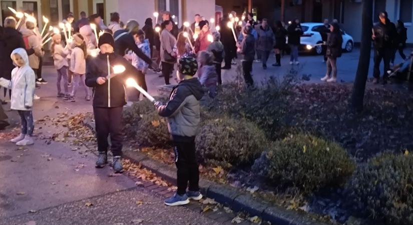 Kulcsi megemlékezés fáklyás felvonulással (videóval, képgalériával)