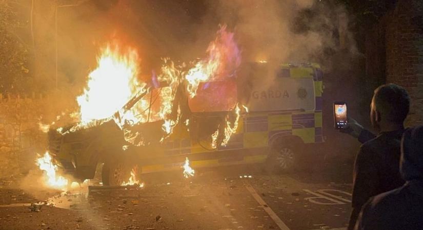 Betelt a pohár Dublinban: ostrom alá vették a migránshotelt (VIDEÓ)