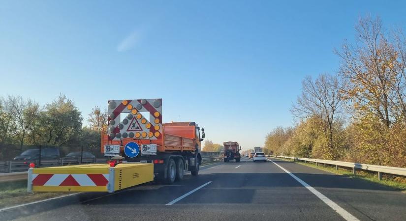 Egy sávban halad a forgalom a Balaton felé az M7-esen