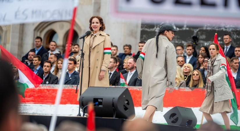 Szekszárdiak a színpadon és az ünneplők között