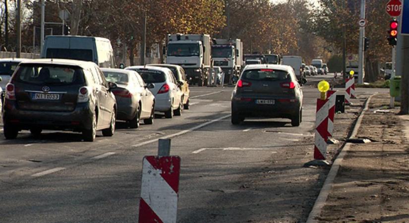 Burkolat-helyreállítási munkálatok kezdődnek egy debreceni csomópontban, változik a forgalom is