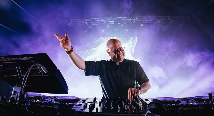 Hamarosan egy techno DJ-ként is működő katolikus pap mozgatja meg a fiatalokat Kassán