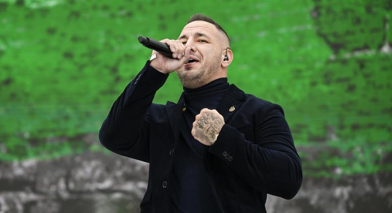 Curtis a karrierje csúcsának tekinti, hogy a forradalom hősei előtt tisztelegve léphetett föl