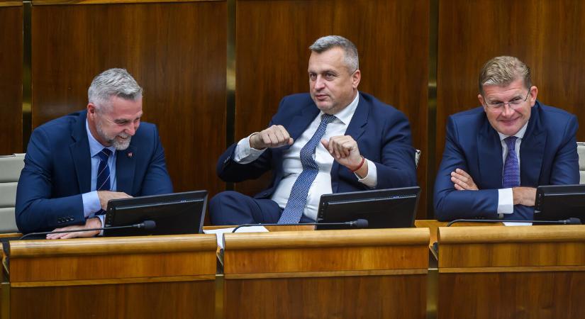 Danko: Az ellenzéki képviselők nem járnak munkába, és tőlük várnak segítséget