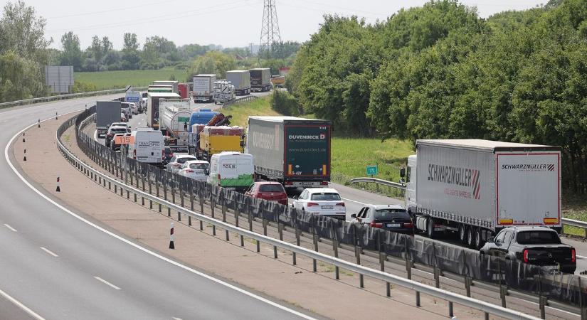 Baleset az M7-esen – több kilométeres a torlódás