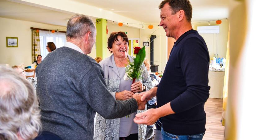 Bogyarét ismét ünnepelt – megható pillanatok a szépkorúak köszöntésén
