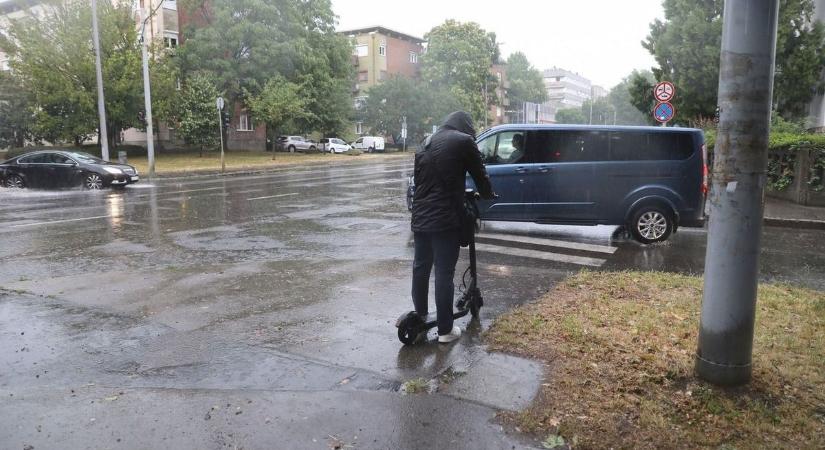 Pécsen péntek reggel szabályos korcsolyapályává váltak az utak