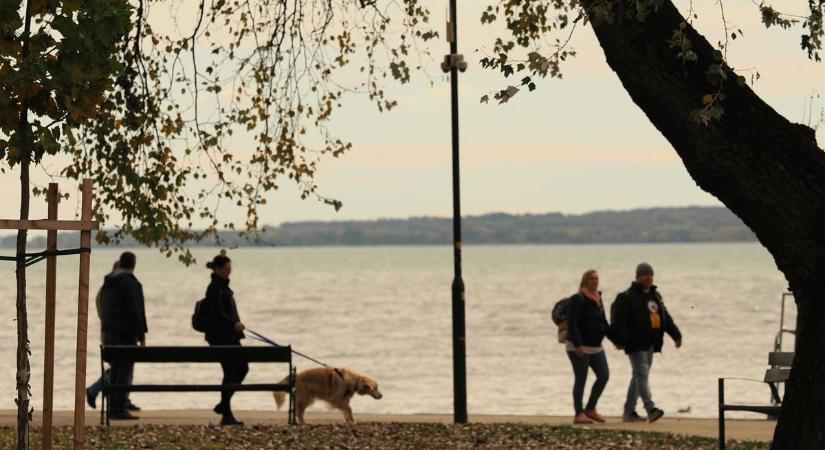 Séta a gyönyörű őszi Balatonnál – sokan élvezték a hosszú hétvége első napját Keszthelyen (képgaléria)