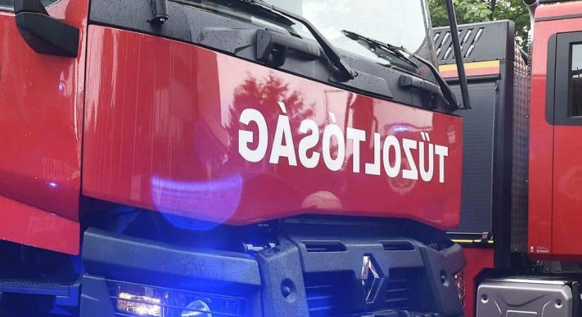 Tetőket rongált meg a szél, egy több száz fős rendezvény sátrát és a balatoni vasút felsővezetékét is lebontotta