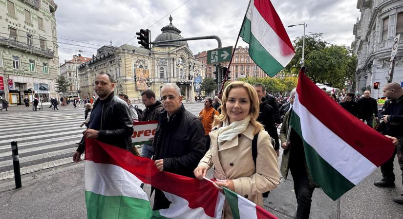 Széles Diána manipulált fotóval bizonygatná: a fideszesek többen voltak, mint a “háborúpárti” tiszások