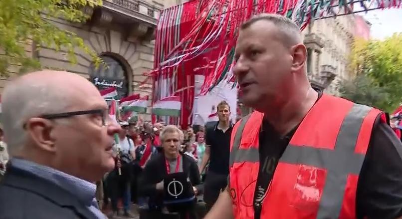 Nem engedték tudósítani a közmédia stábját , a Tisza Párt szimpatizánsai pedig bántalmazták is őket  videó