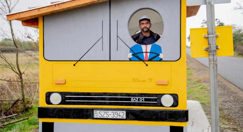 Ilyen megállót is csak Borsod megyében látni! Minden elkerüli a kis falut, csak a kreativitás nem – fotókkal, videóval