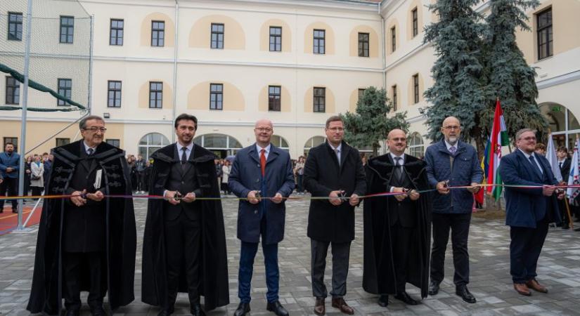 Magyarországi segítséggel újult meg a szatmárnémeti református gimnázium