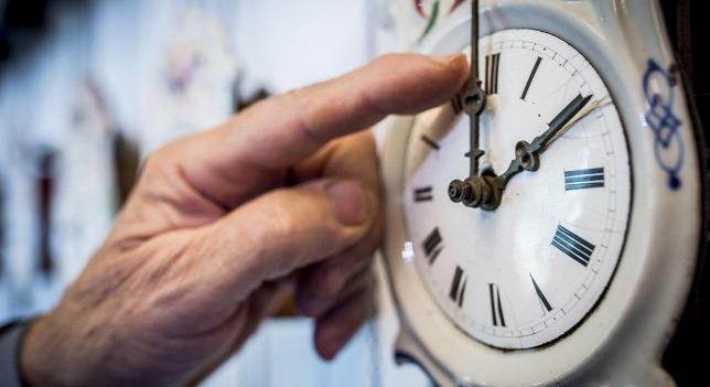 Óraátállítás 2025: vasárnap ismét visszatekerjük az időt