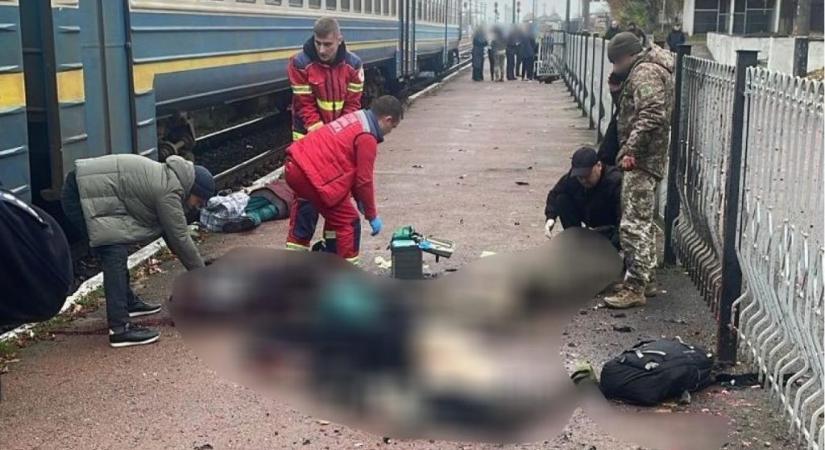 Egy fiatal férfi pokolgépet hozott működésbe egy ukrajnai vasútállomáson, többen meghaltak
