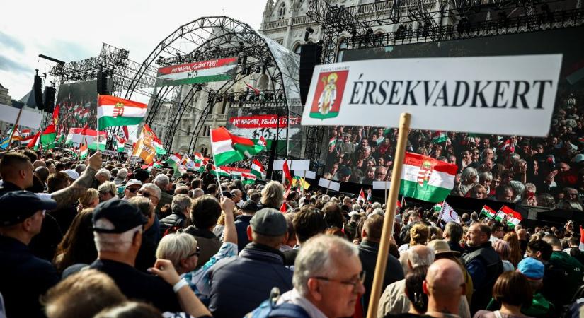 Az operatív törzs nyilvánosságra hozta, „cellainformációk alapján” hányan voltak Orbán és Magyar beszédén