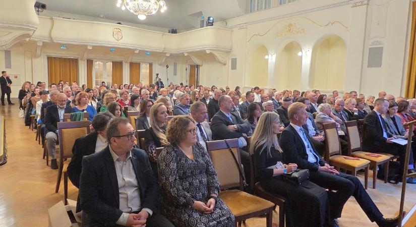 „Soha többé most van” – Tatabánya kiállt Izrael mellett a béke és az emlékezés jegyében  galéria, videó