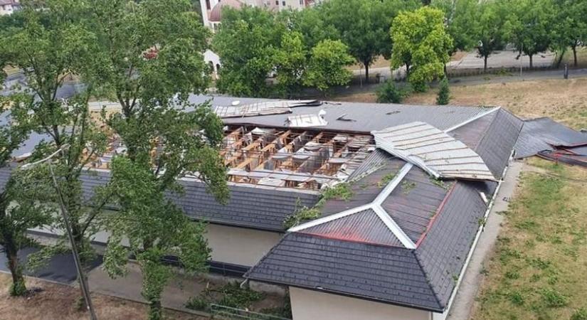 Rendezvénysátrat kapott fel a szél, 500 embert kellett kimenekíteni