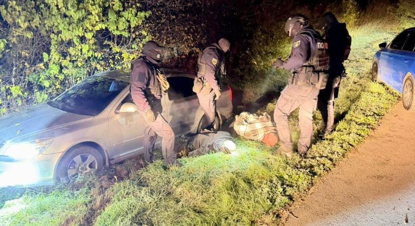 Kárpátalján elfogtak egy ügyvédet és társát egy férfi illegális határátléptetésének elősegítése miatt