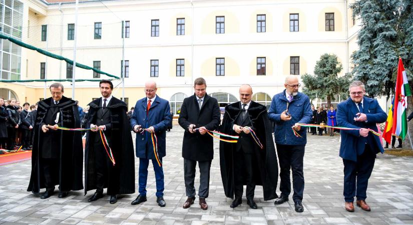 Átadták a Szatmárnémeti Református Gimnázium felújított épületét