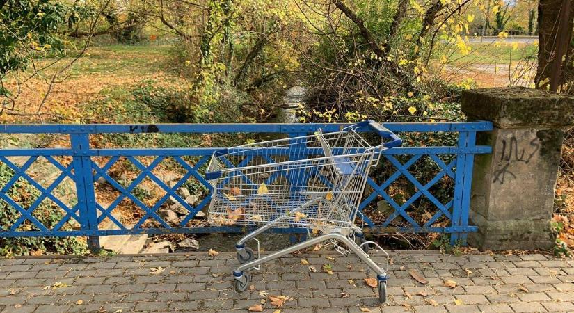 Bunkócska vandál által elhagyott, nyomott bevásárlókocsi keresi gazdaüzletét Kaposváron