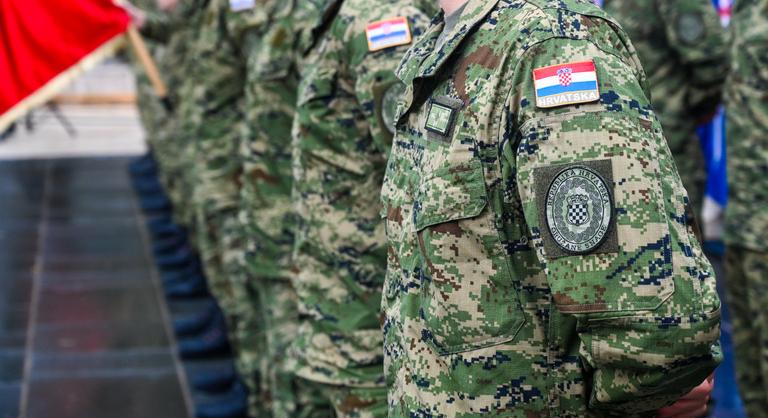 Fokozódik a készültség, Magyarország szomszédjában visszaállították a sorkatonaságot