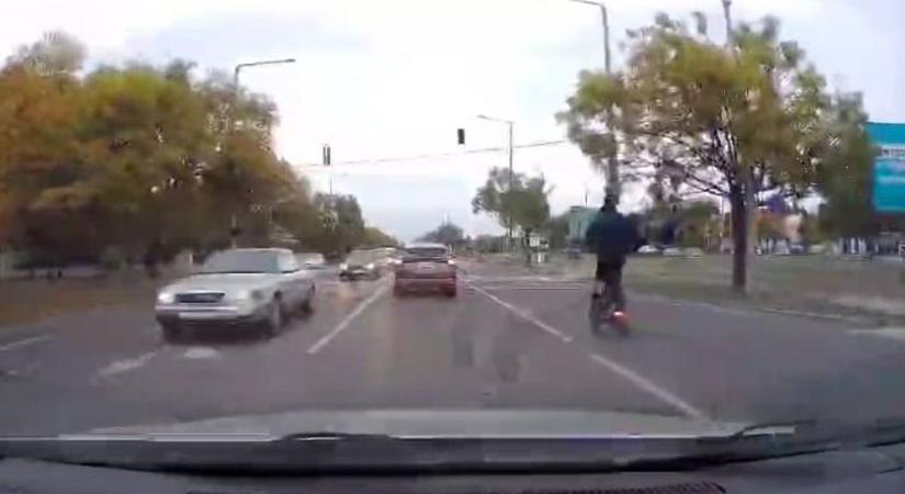 Elektromos rollerezés: életveszélyesen, szabálytalanul a szolnoki közúti forgalomban – videóval
