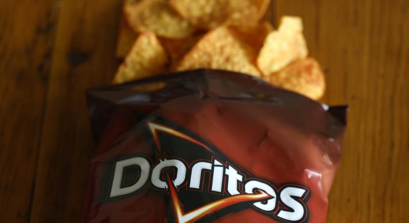 Rendőrök rontottak egy 16 éves fiúra, mert a mesterséges intelligencia fegyvernek nézett egy zacskó chipset