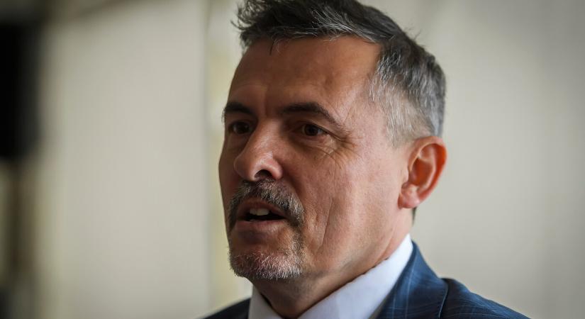 Machala a kétnyelvű táblákat sérelmezi és Horony Ákost bírálja