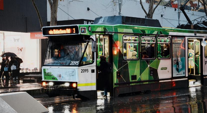 Sokkoló felvétel készült a villamos hátulján „szörföző” fiatal tragikus balesetéről