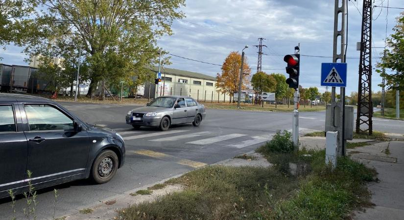 Két forgalmas kereszteződésben szűnnek meg a dugók, új mérföldkő a Budapest–Belgrád-vasútvonalon