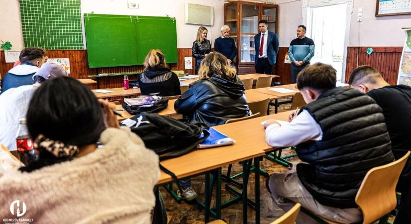 Majdnem kilencven diák ült be a Kalyi Jag iskolapadjaiba, hogy befejezzék iskolai tanulmányaikat
