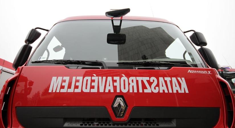 Kigyulladt egy lakás a VI. kerületben, a katasztrófavédelem nagy erőkkel vonult ki a helyszínre