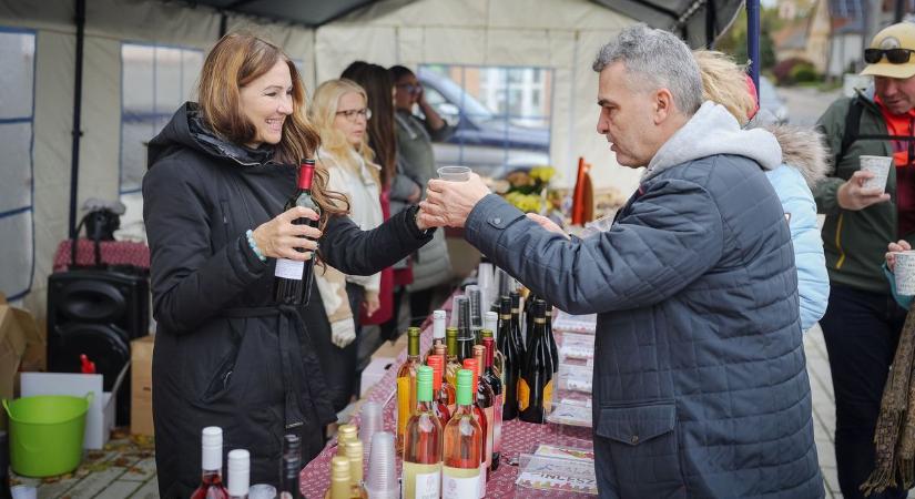 Bor és jókedv melegítette Egerszalókot a Borkorcsolya napon! fotók